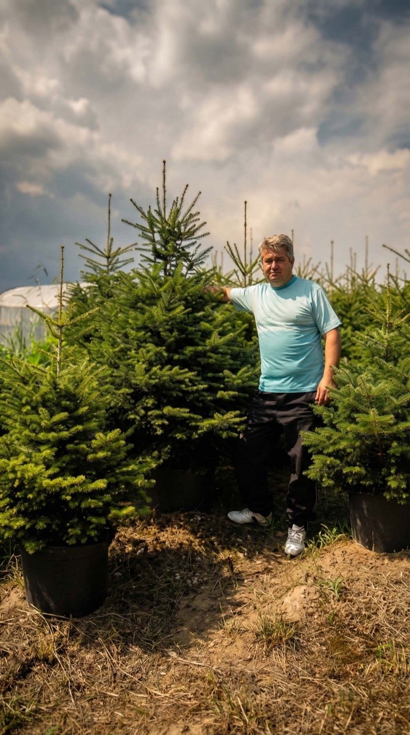 Ο κ. Καρανταγλής δίπλα σε μεγάλα γλαστράκια ελάτων